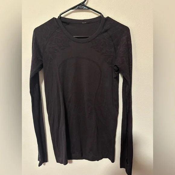 Lululemon Swiftly Tech Long Sleeve Crew
Black Cherry / Black
W3AZHS
Size 8 - Picture 2 of 5